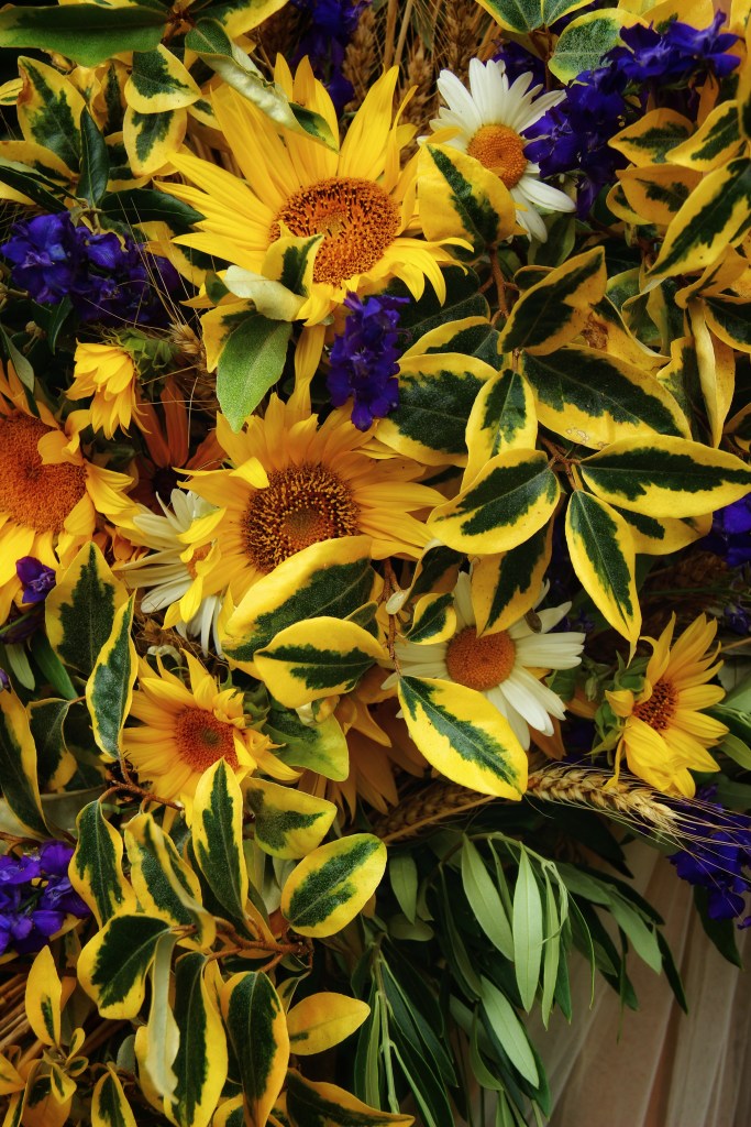 Arche florale mariage Bretagne – création haut de gamme en fleurs locales et de saison par fleuriste du Finistère Fleurs de Simon Albo, photo Simon Albo.
