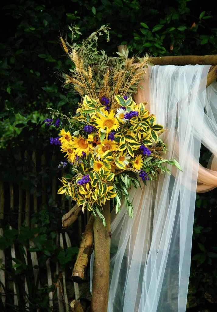 Arche de mariage en fleurs locales et de saison – fleuriste mariage Finistère Fleurs de Simon Albo, photo Simon Albo.