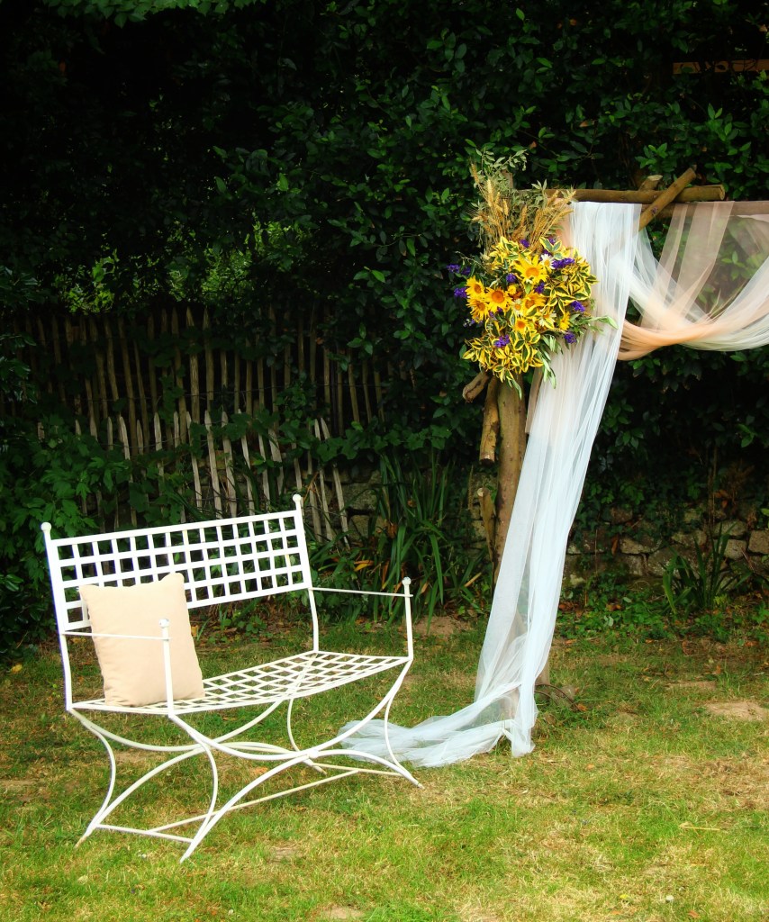 Arche florale mariage Finistère – création sur mesure en fleurs locales et de saison par fleuriste Fleurs de Simon Albo, photo Simon Albo.