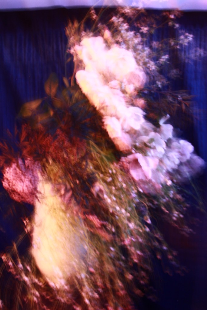 Composition florale baroque aux tons chauds – vision artistique du designer Simon Albo