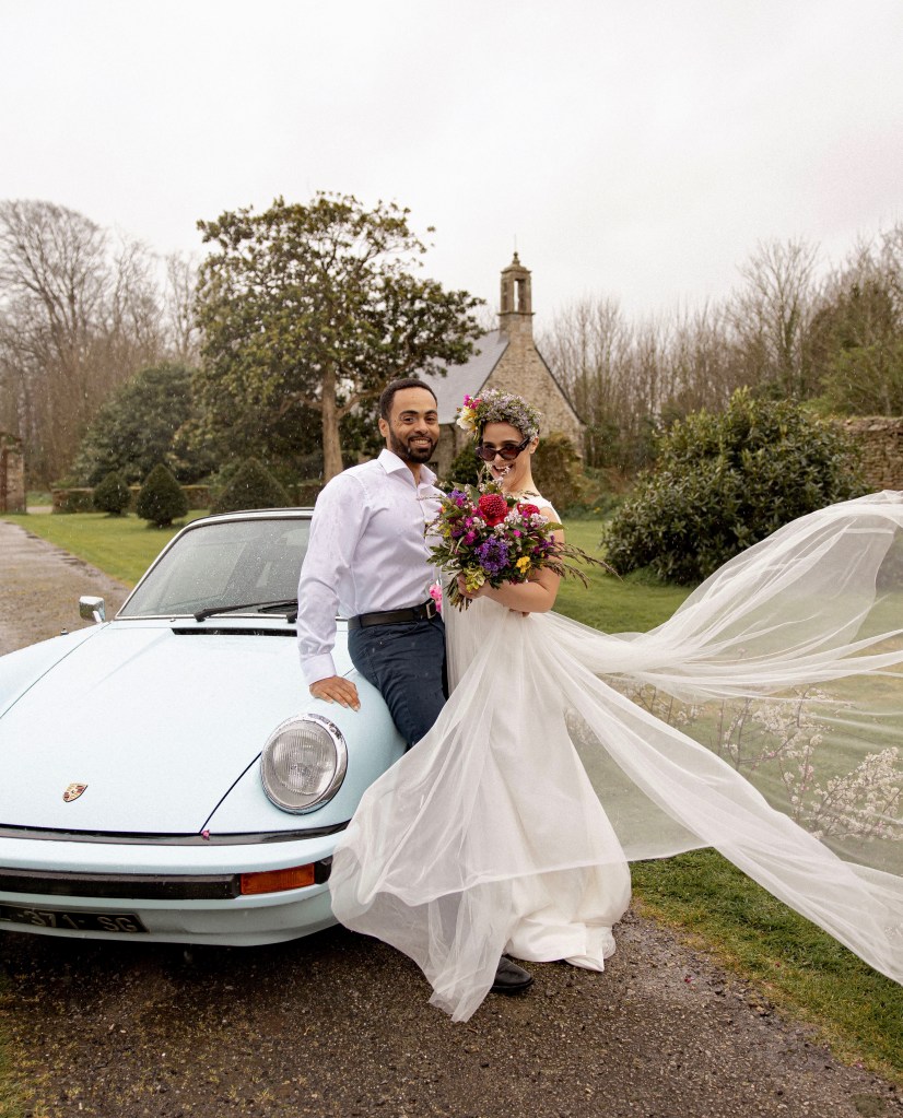 Couronne et bouquet mariage en Finistère, Bretagne – créations florales couture par fleuriste Fleurs de Simon Albo, photo Poppy Blossom. Domaine Keranflec'h, Brest.