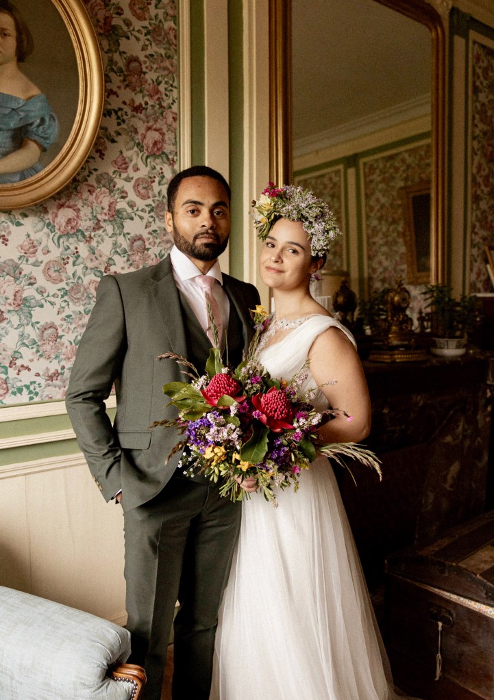 Bouquet couture et couronne mariage Bretagne – fleuriste haut de gamme Fleurs de Simon Albo, photo Poppy Blossom. Domaine Keranflec'h, Brest.