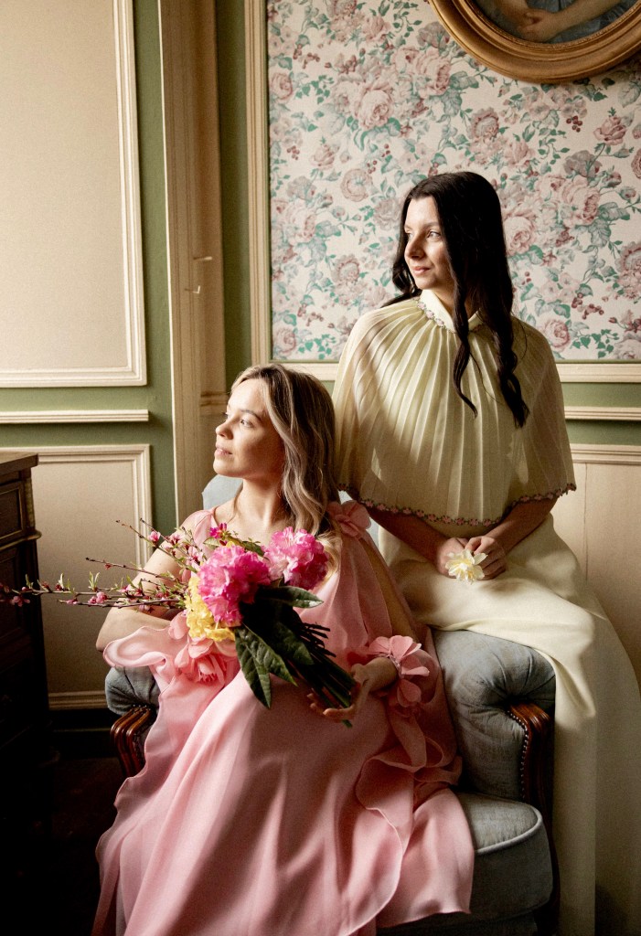 Bouquet mariage Bretagne pour demoiselle d’honneur – création florale élégante par fleuriste Fleurs de Simon Albo, photo Poppy Blossom. Domaine Keranflec'h, Brest.