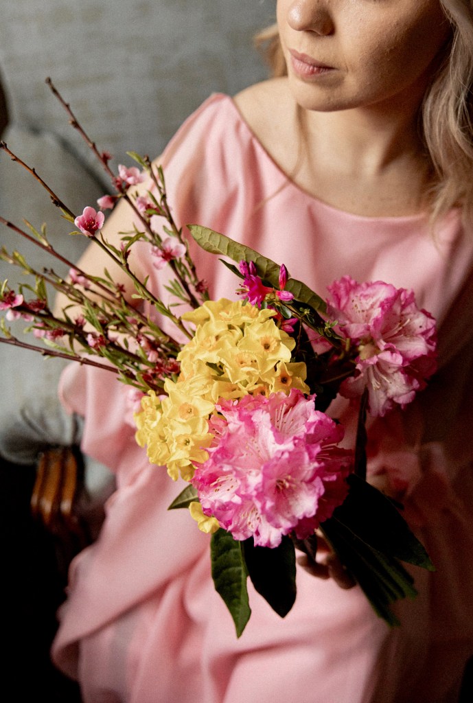 Bouquet couture pour demoiselle d’honneur – création florale mariage Bretagne Fleurs de Simon Albo, photo Poppy Blossom. Domaine Keranflec'h, Brest.