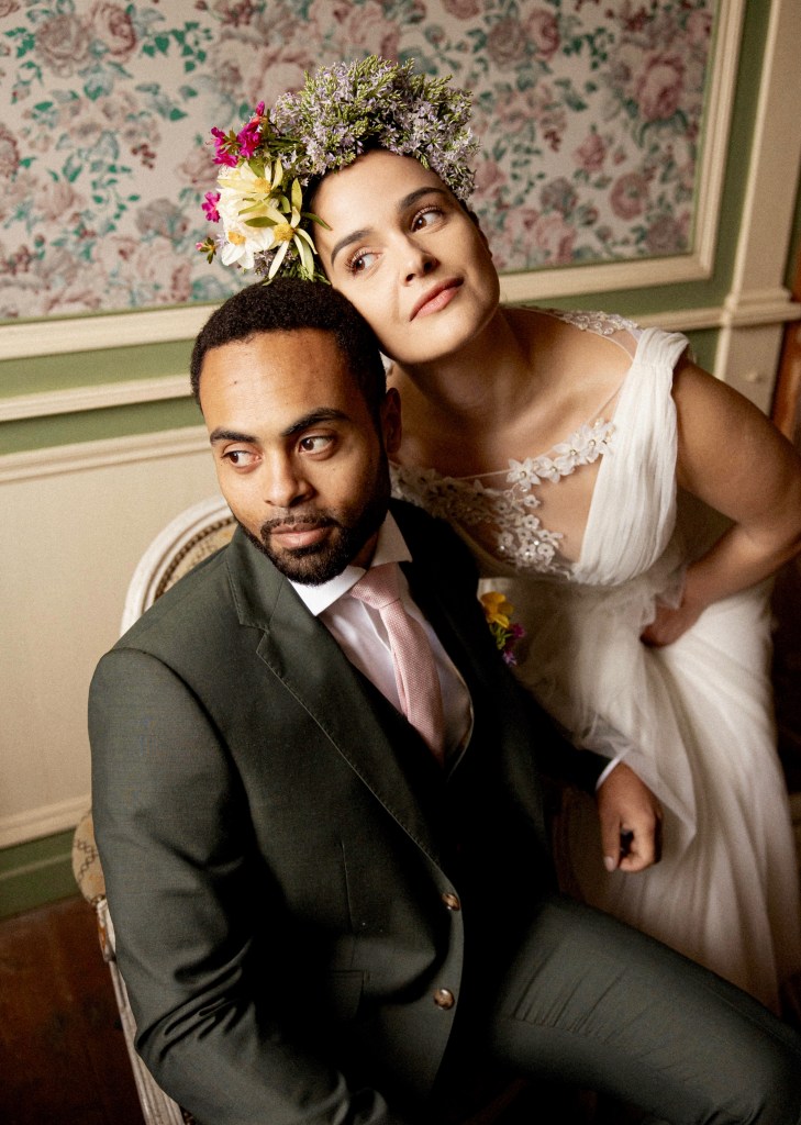 Couronne bohème chic mariage Bretagne – fleuriste mariage haut de gamme Fleurs de Simon Albo, photo Poppy Blossom.