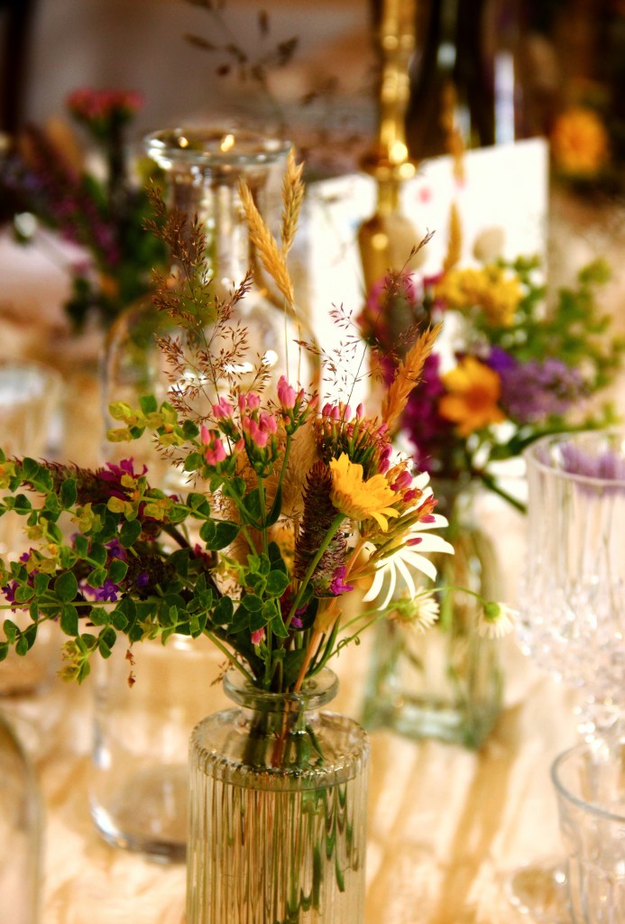 Centres de table mariage champêtres – fleurs locales et de saison par fleuriste mariage Finistère Fleurs de Simon Albo, photo Simon Albo. Clos de Trevanec, Pont L'abbé. 