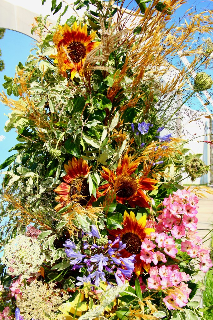 Décoration florale miroir mariage Bretagne – création raffinée en fleurs locales par fleuriste Finistère Fleurs de Simon Albo, photo Simon Albo.