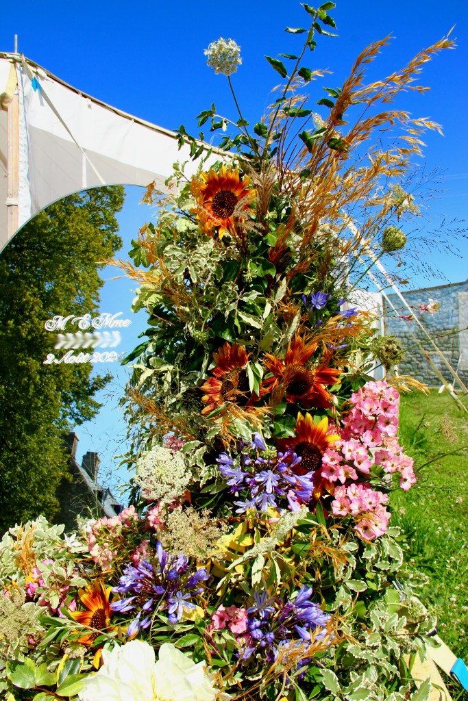 Miroir mariage décoré de fleurs locales et de saison – fleuriste mariage Bretagne Fleurs de Simon Albo, photo Simon Albo.