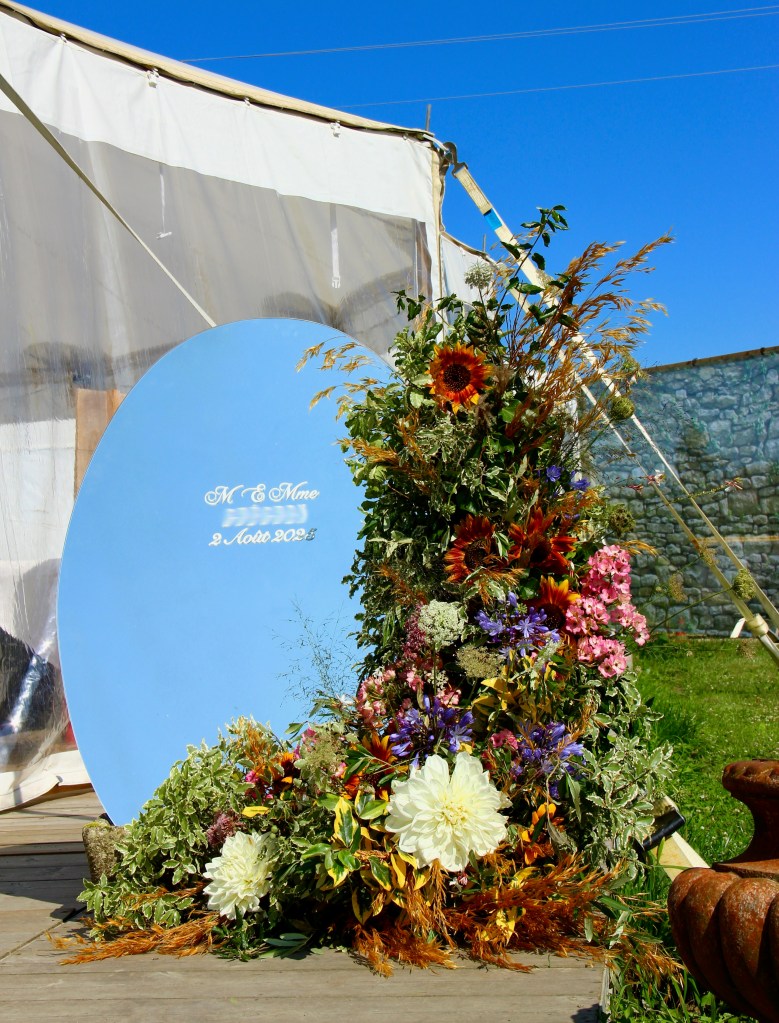 Décoration miroir mariage Bretagne – création florale haut de gamme Fleurs de Simon Albo, fleurs locales et de saison, photo Simon Albo.