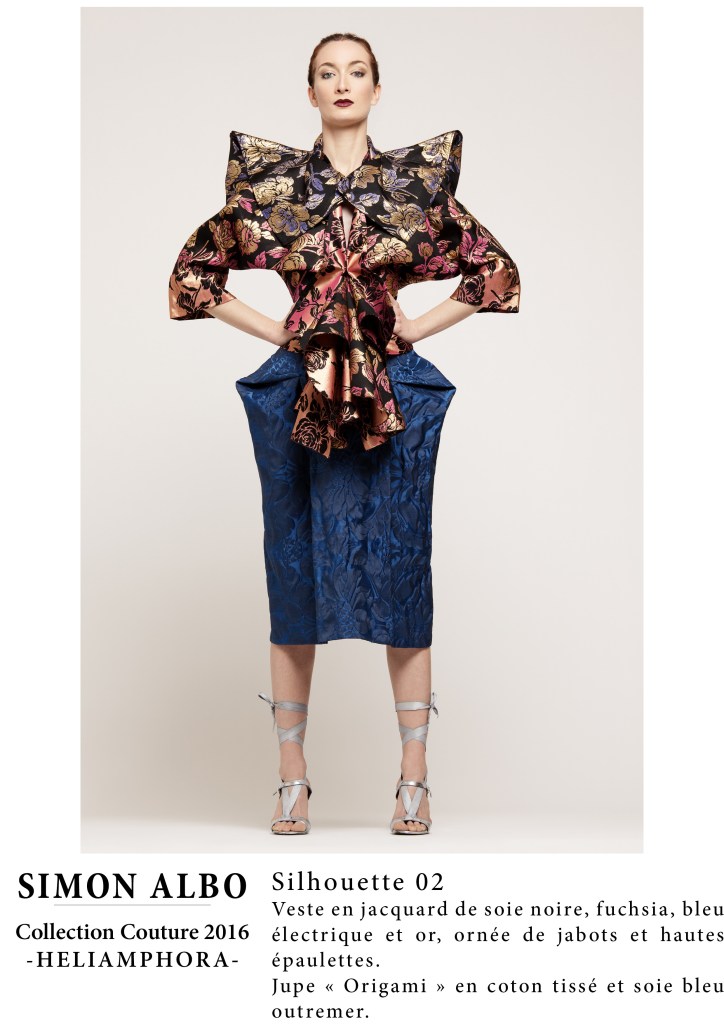 Simon Albo, créateur couture : veste jacquard noire, bleu électrique et or, jupe drapée « Origami », silhouette couture et fashion design.