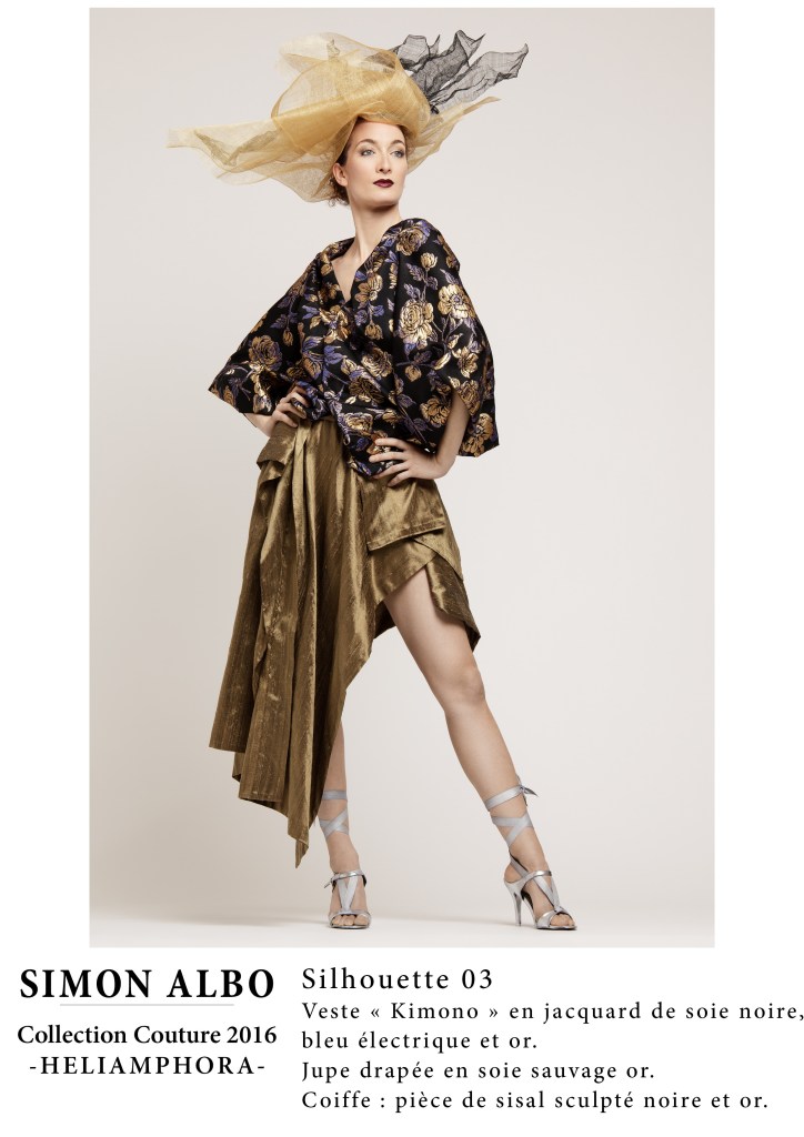 Simon Albo, maison de couture : veste kimono jacquard noir, bleu et or avec jupe drapée or, coiffe sisal noir et or, couture et design sculptural.