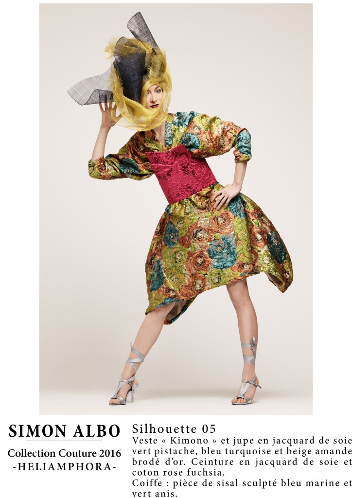 Simon Albo, maison de couture : veste kimono et jupe brodées vert pistache, ceinture jacquard rose fuchsia, coiffe sisal bleu marine et vert anis, design couture créatif.