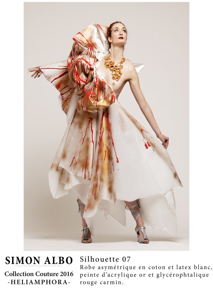 Simon Albo, maison de couture : robe asymétrique coton et latex blanc, touches d’acrylique or et rouge, design couture et mode contemporaine.