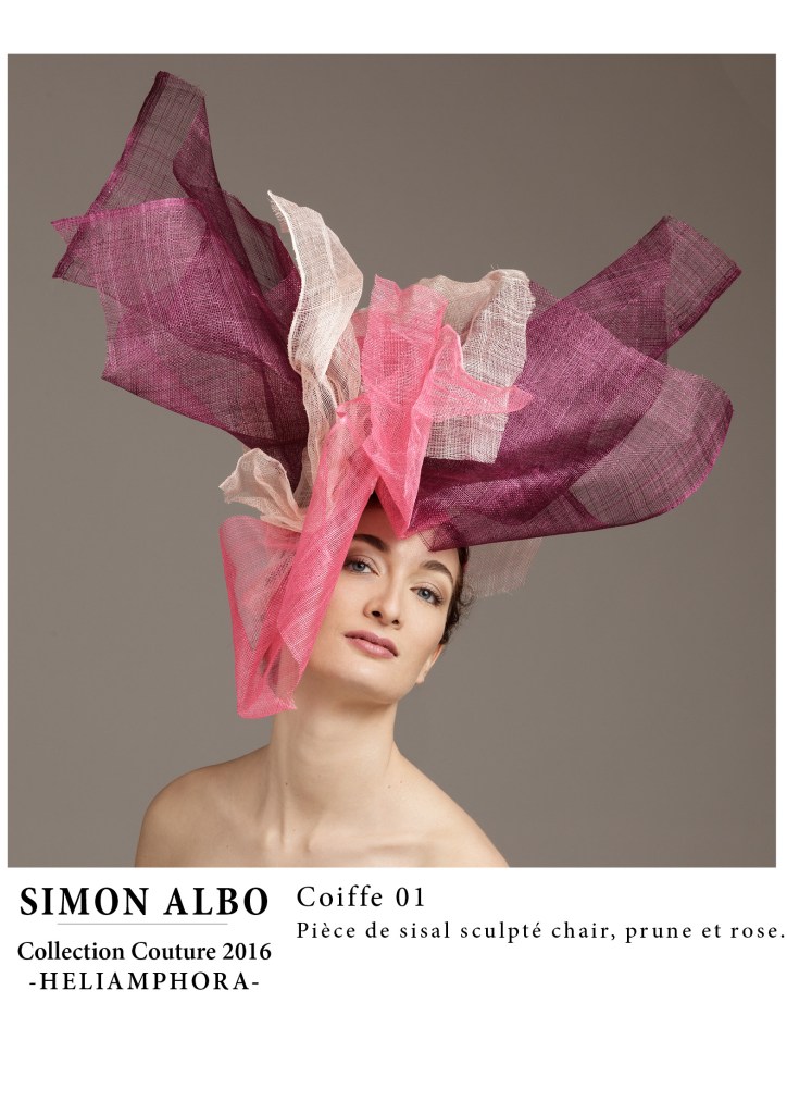 Coiffe couture Simon Albo, pièce en sisal sculpté rose fuchsia, création couture du designer et couturier. Accessoire mode artistique et luxe.