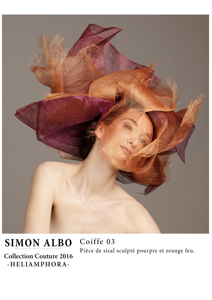 Simon Albo, maison de couture : coiffe en sisal pourpre et orange feu, création couture et design sculptural.