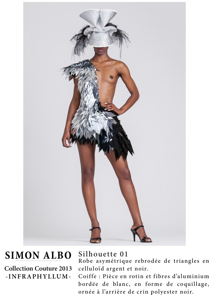 Simon Albo, créateur couture : robe asymétrique brodée de triangles argent et noir avec coiffe en rotin et fibres métalliques sculptées, design couture et mode artistique.