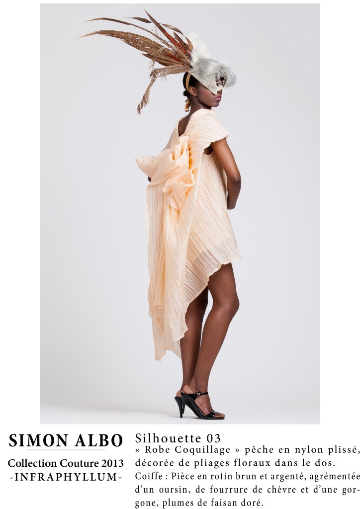 Simon Albo, créateur de mode : robe plissée pêche « coquillage » avec coiffe en rotin brun et argent décorée d’oursin et plumes, couture et design sculptural.