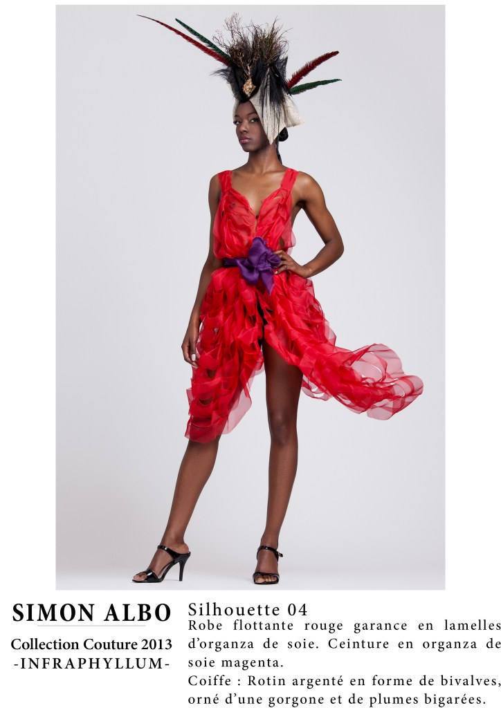 Simon Albo, couture et design : robe organza de soie rouge garance avec coiffe en rotin argenté et plumes de paon et faisan, silhouette artistique et mode haut de gamme.
