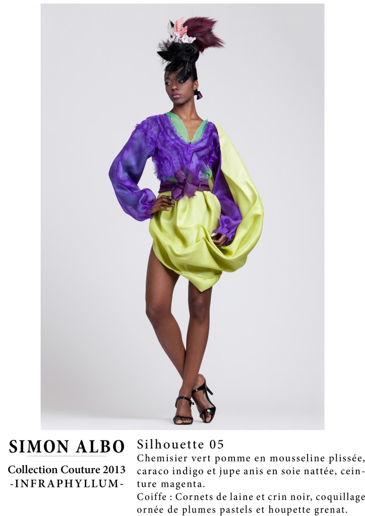 Simon Albo, créateur couture : chemisier vert pomme et jupe anis avec coiffe ornée de cornets en laine et plumes d’oie et chevreuil, mode et design contemporain.