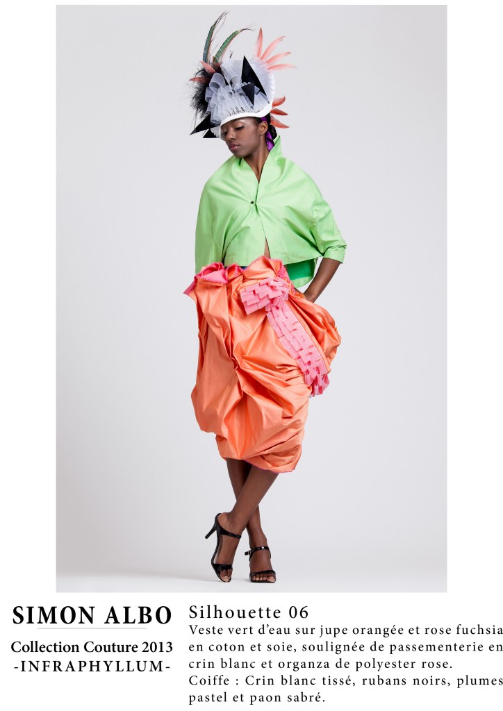 Simon Albo, maison de couture : veste vert d’eau et jupe orange-rose en coton et soie avec coiffe en crin végétal blanc et plumes, création couture et mode artistique.