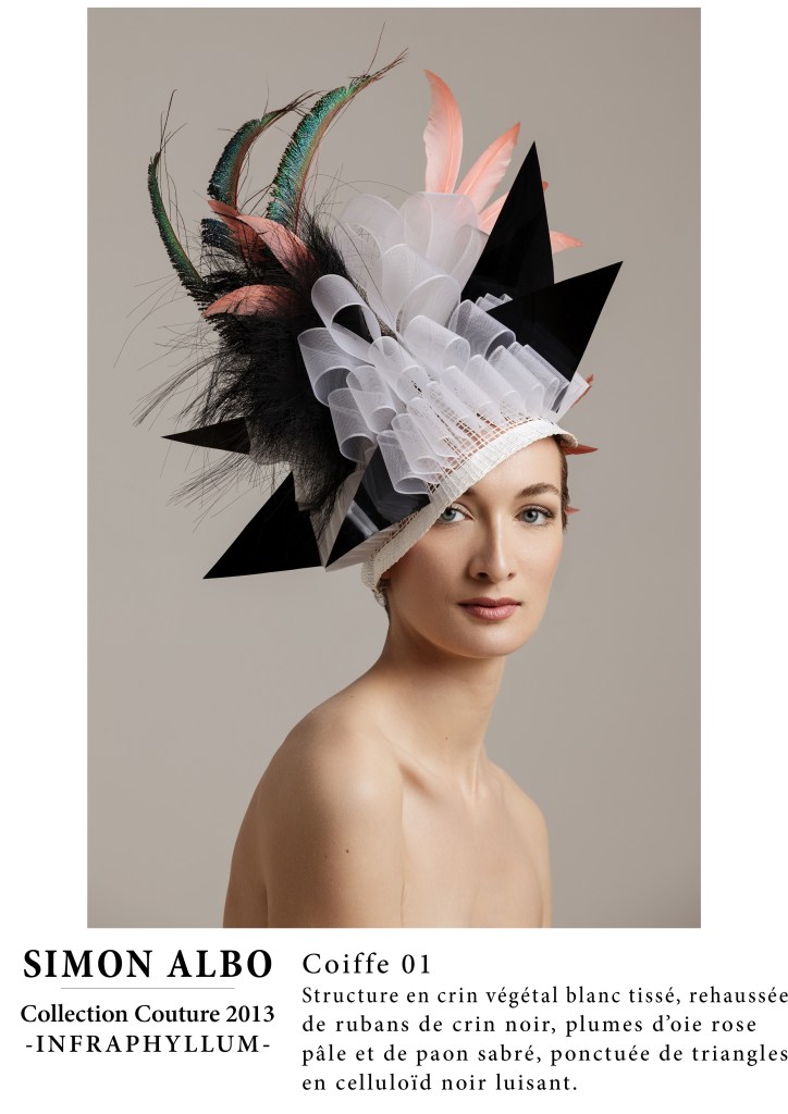 Simon Albo, designer couture : coiffe en rotin eSimon Albo, maison de couture : coiffe en crin végétal blanc avec plumes et rubans, création mode originale et design sculptural.