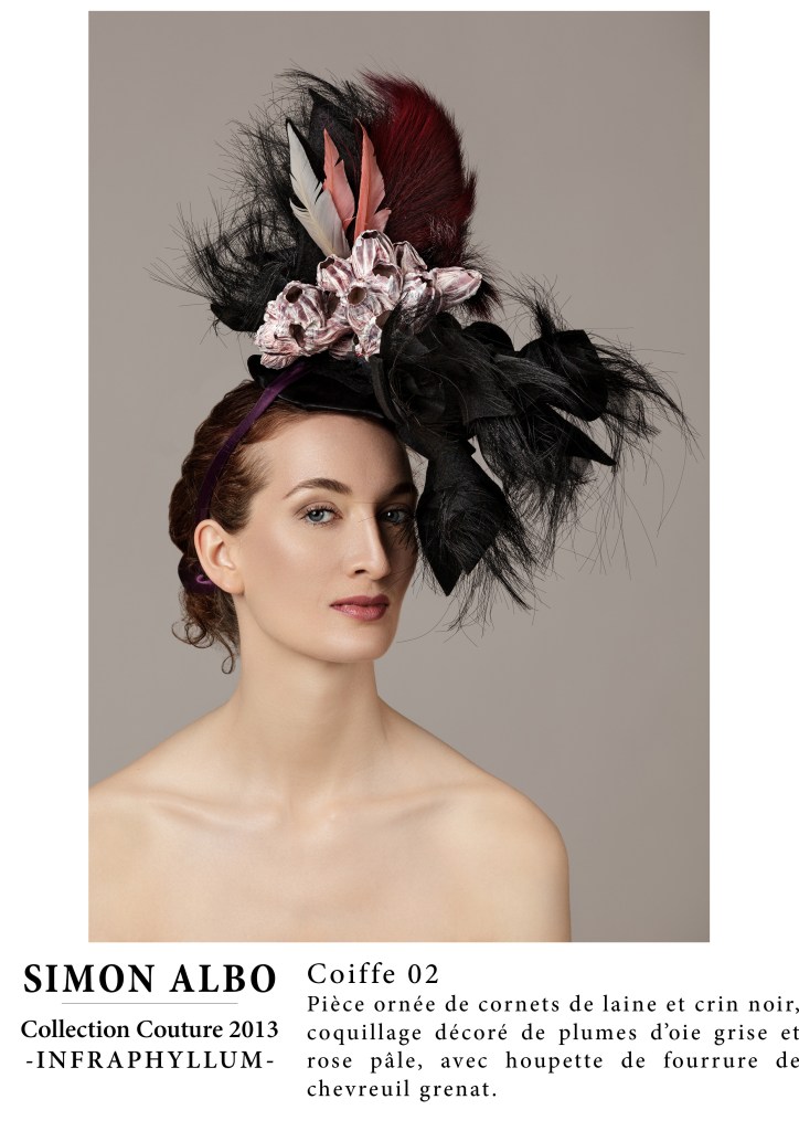 Simon Albo, design couture : coiffe en rotin avec cornets en laine et plumes d’oie et chevreuil, pièce unique et artistique.