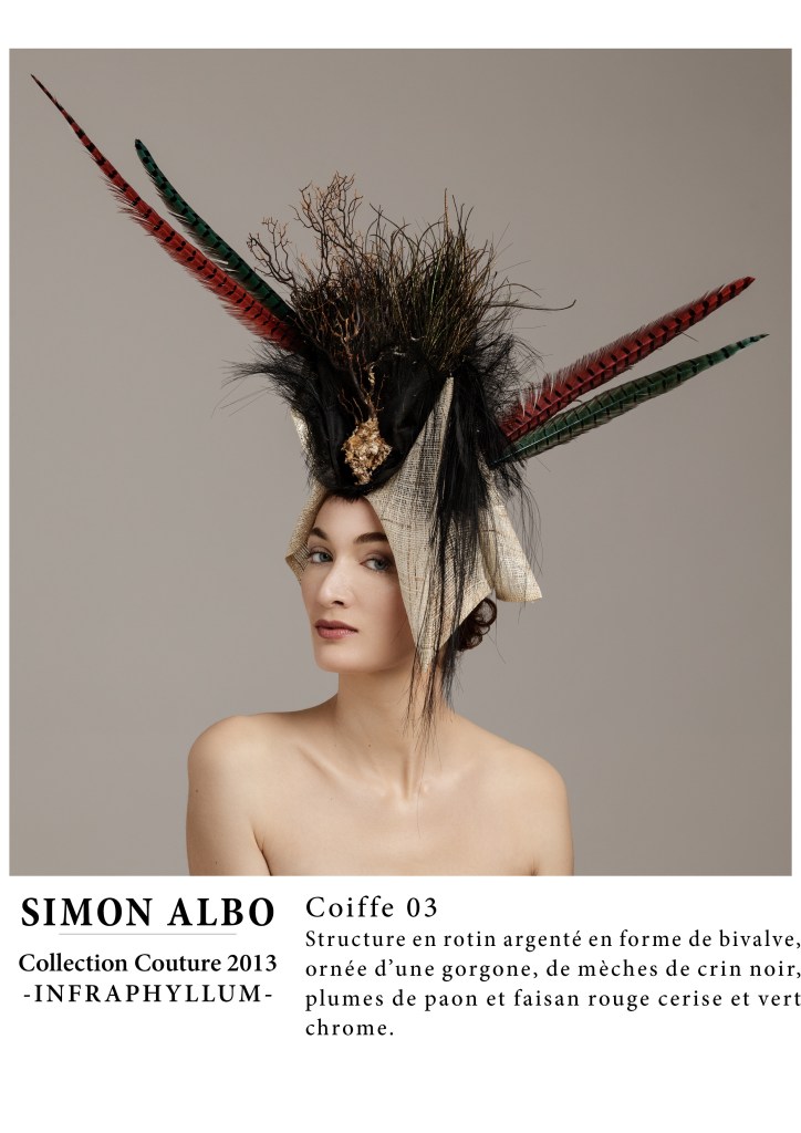 Simon Albo, créateur de mode : coiffe en rotin argenté avec plumes de paon et faisan, couture artistique et sculpturale.