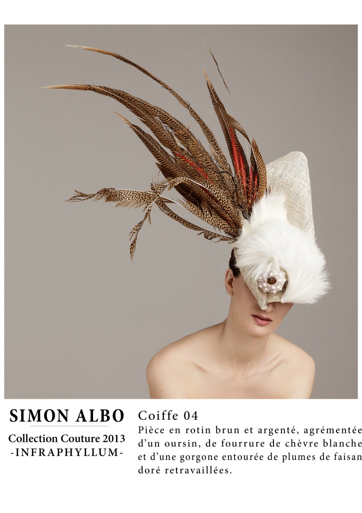 Simon Albo, maison de couture : coiffe en rotin brun et argent, ornée d’oursin et plumes, design couture unique.