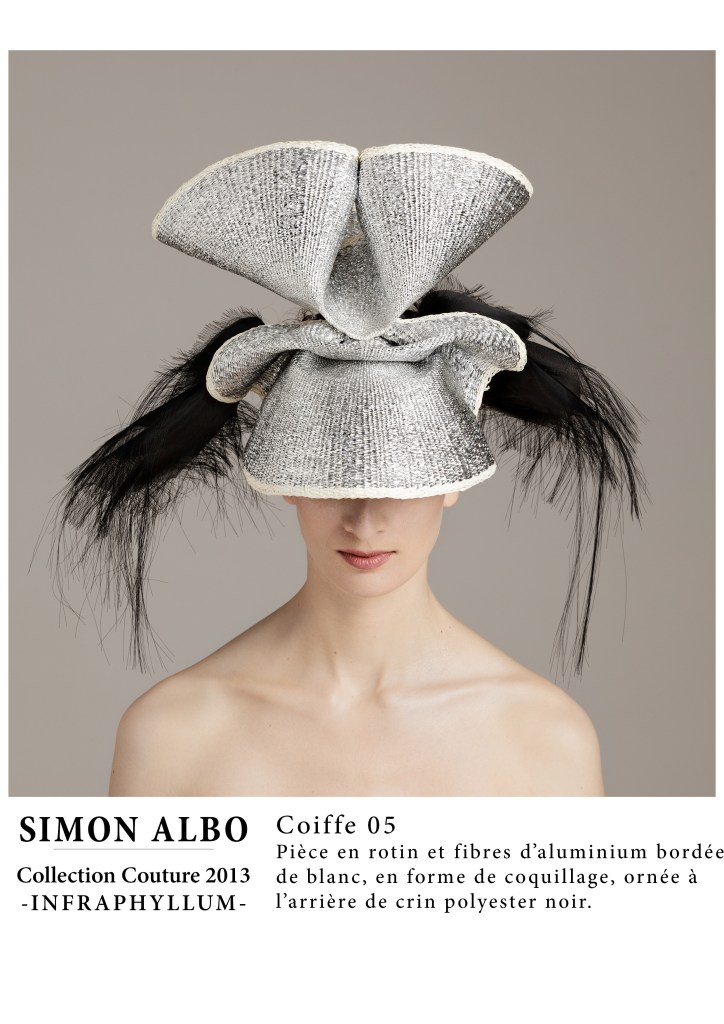 Simon Albo, designer couture : coiffe en rotin et fibres métalliques sculptées, création mode et art contemporain.