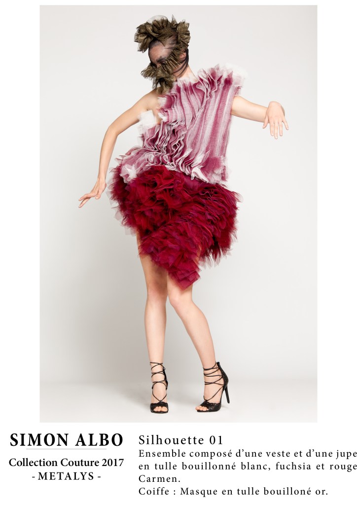 Silhouette couture Simon Albo, ensemble veste et jupe en tulle bouillonné blanc, fuchsia et rouge Carmen, coiffe sculptée, création couture du designer et créateur de mode.
