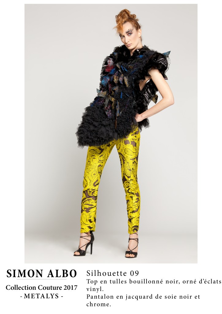 Silhouette couture Simon Albo, top en tulle bouillonné noir orné d’éclats vinyle, pantalon en jacquard noir et chrome, création couture artistique.