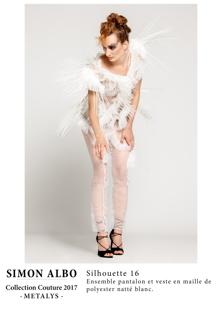 Silhouette couture Simon Albo, ensemble pantalon et veste en maille de polyester natté blanc, design couture et mode.