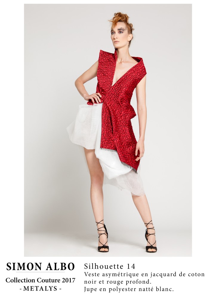 Silhouette couture Simon Albo, veste asymétrique en jacquard noir et rouge profond, jupe en polyester natté blanc, design couture et mode.