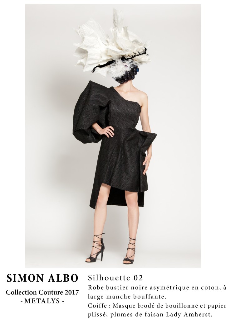 Silhouette couture Simon Albo, robe bustier asymétrique noire avec larges manches bouffantes, coiffe en tulle bouillonné, design couture du couturier et créateur.