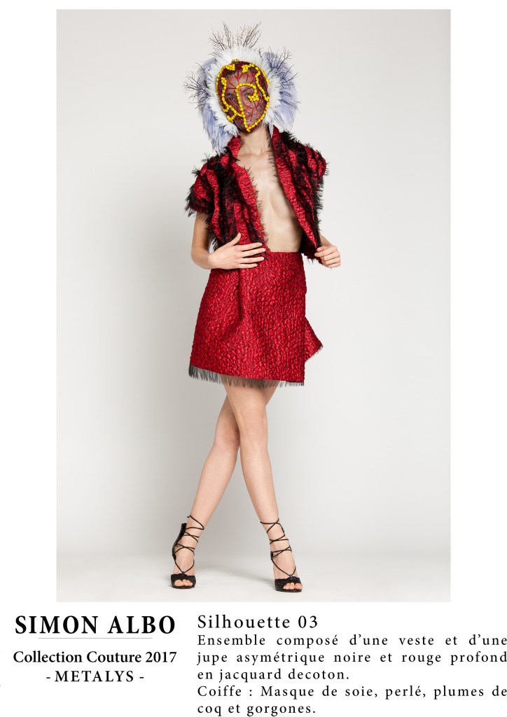 Silhouette couture Simon Albo, ensemble veste et jupe asymétrique noir et rouge profond en jacquard de coton, coiffe décorative, création designer et couture artistique.