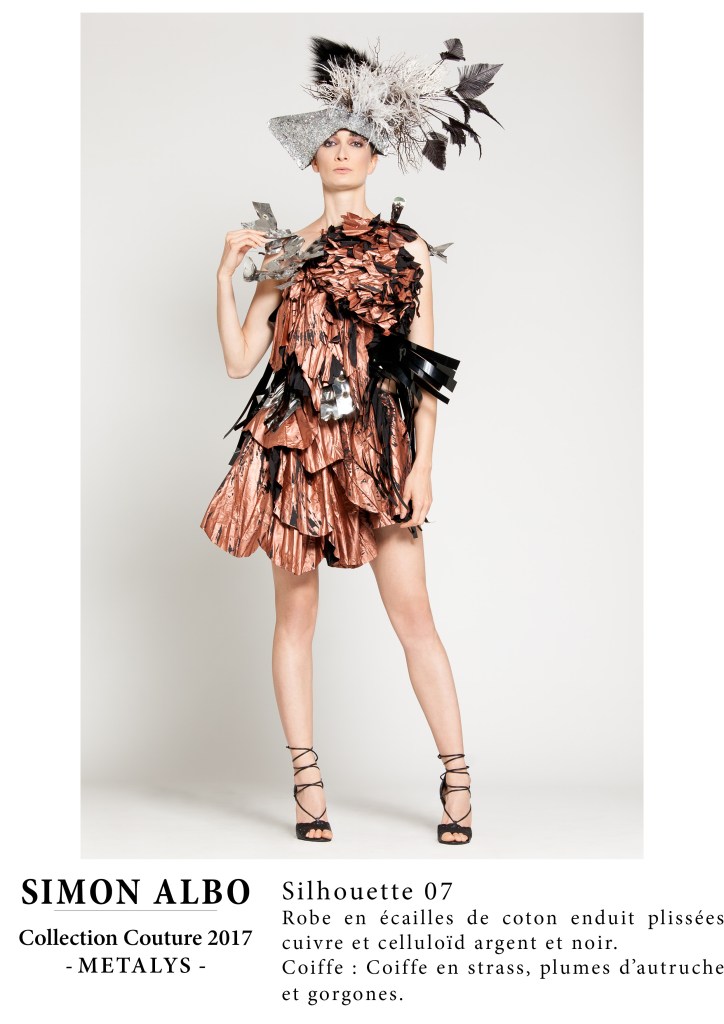 Silhouette couture Simon Albo, robe en écailles de coton enduit plissé cuivre et celluloïd argent et noir, coiffe décorative, création couture designer.