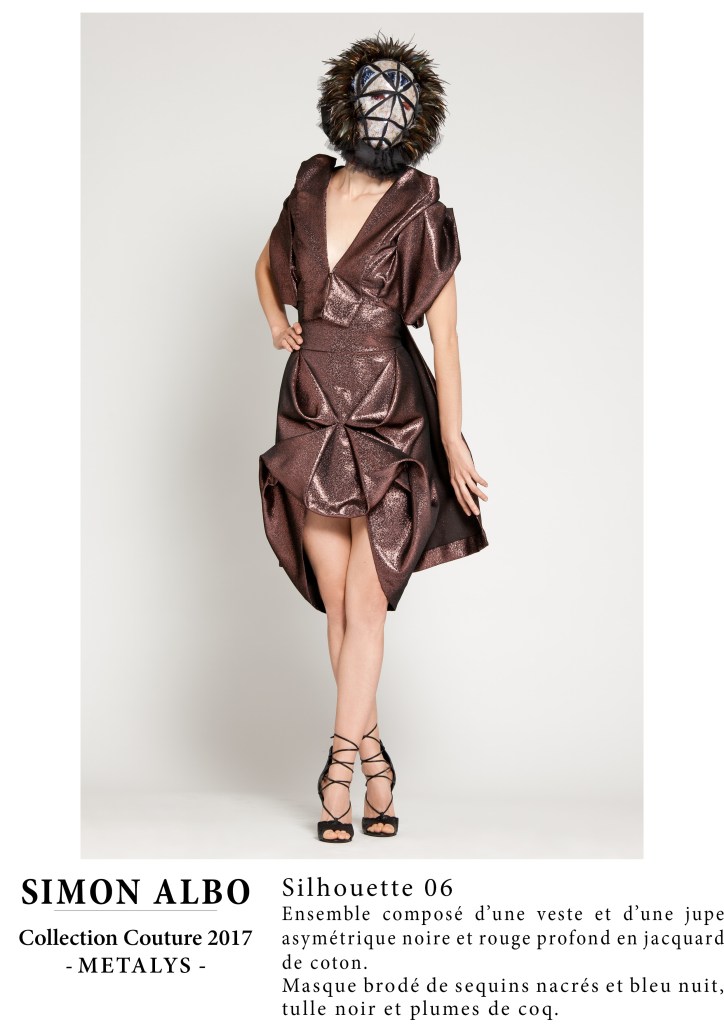 Silhouette couture Simon Albo, ensemble veste “Queue de Pie” et jupe en jacquard de coton couleur Byzantin, coiffe unique brodée, design couture du créateur.