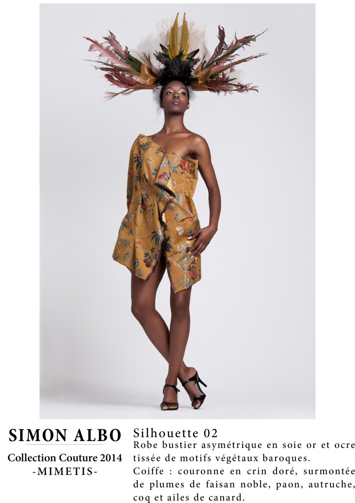 Silhouette couture Simon Albo, robe bustier asymétrique en soie or et ocre tissée de motifs baroques, coiffe couronne en crin doré et plumes de faisan, paon, autruche et canard, pièce de designer mode.