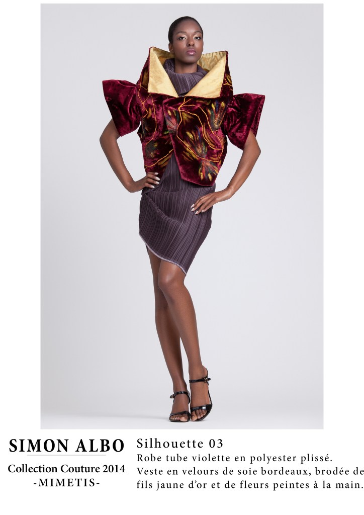 Silhouette couture Simon Albo, robe tube violette en polyester plissé, veste en velours de soie bordeaux brodée jaune d’or et fleurs peintes à la main, création couture artistique.