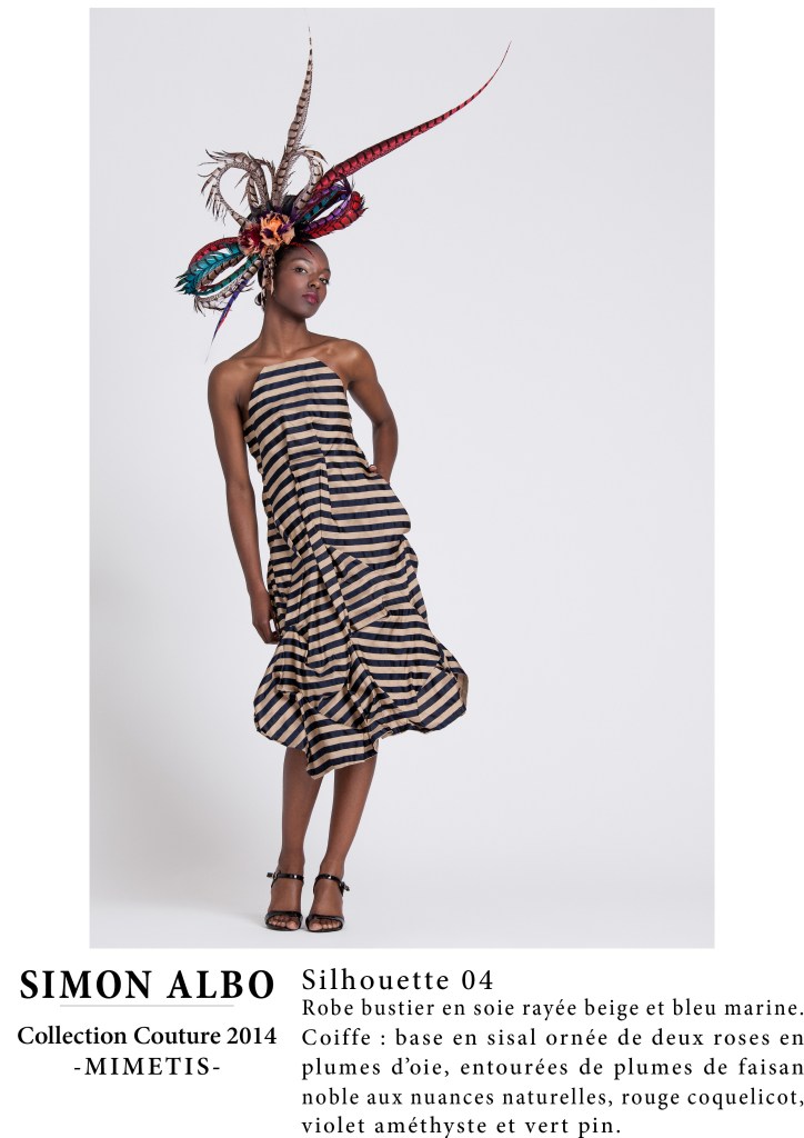 Silhouette couture Simon Albo, robe bustier en soie rayée beige et bleu marine, coiffe en sisal avec roses en plumes d’oie et plumes de faisan noble, design de créateur.
