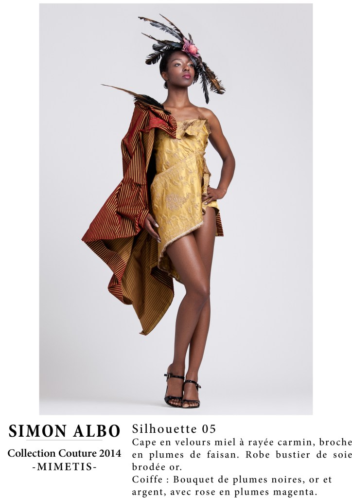 Silhouette couture Simon Albo, cape en velours de soie miel à rayures rouge carmin, robe bustier asymétrique brodée de soie or, coiffe bouquetée de plumes d’oie, pièce couture de designer.