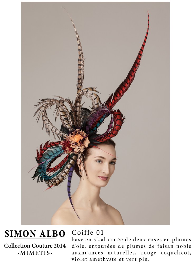 Coiffe couture Simon Albo, base en sisal habillée de roses en plumes d’oie et plumes de faisan noble, couleurs naturelles et rouge coquelicot, design de mode.