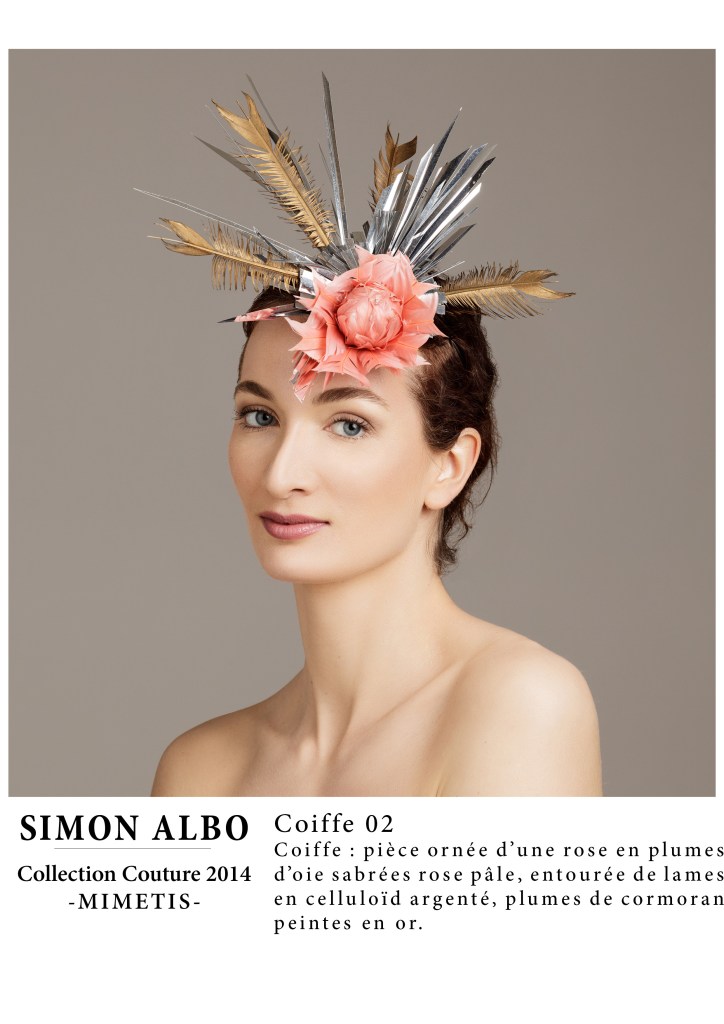 Coiffe couture Simon Albo, pièce habillée d’une rose en plumes d’oie sabrées, corole de lames en celluloïd argent et plumes de cormoran, création de designer de mode.