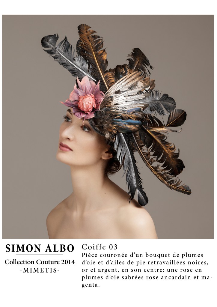 Coiffe couture Simon Albo, sculpture en plumes multicolores, pièce design artistique signée par le créateur couturier de mode.