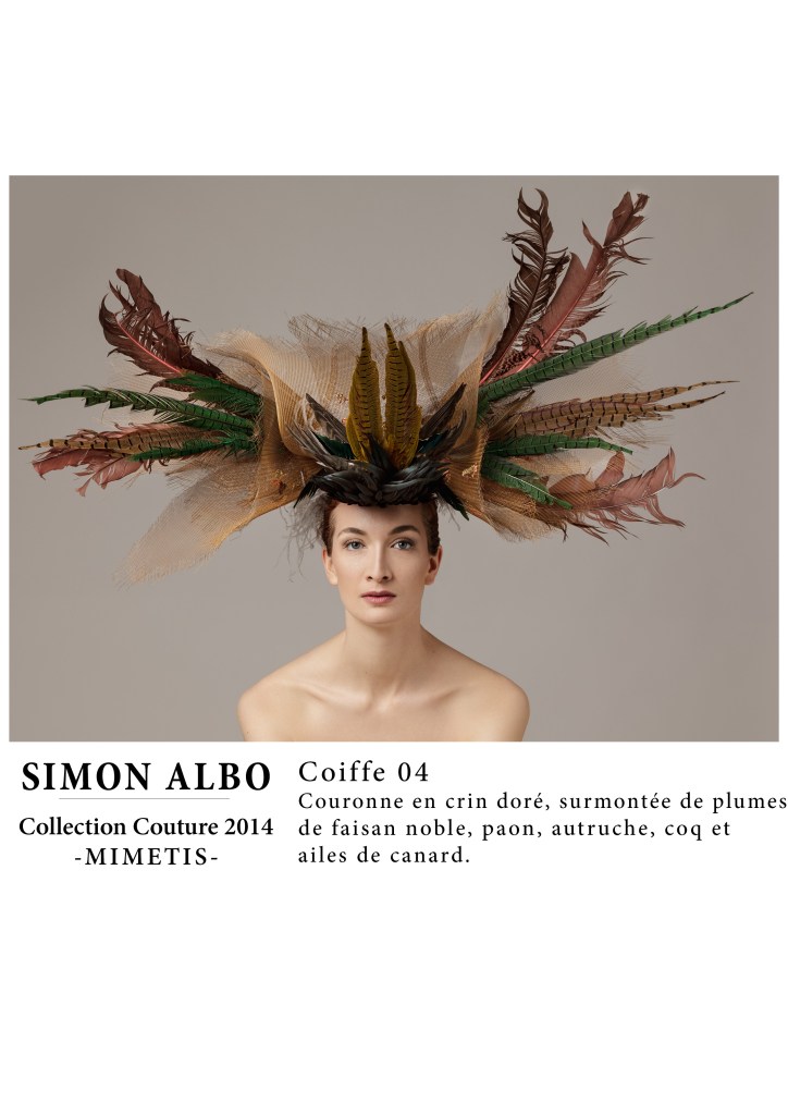 Coiffe couture Simon Albo, pièce en crin doré ornée de plumes de faisan, paon, autruche et canard, création artistique du couturier designer.