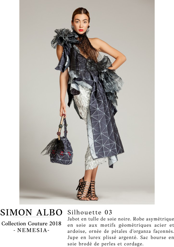 Silhouette couture Simon Albo NEMESIA, robe asymétrique soie et tulle avec jupe lurex argenté et sac brodé, design couture et fashion.