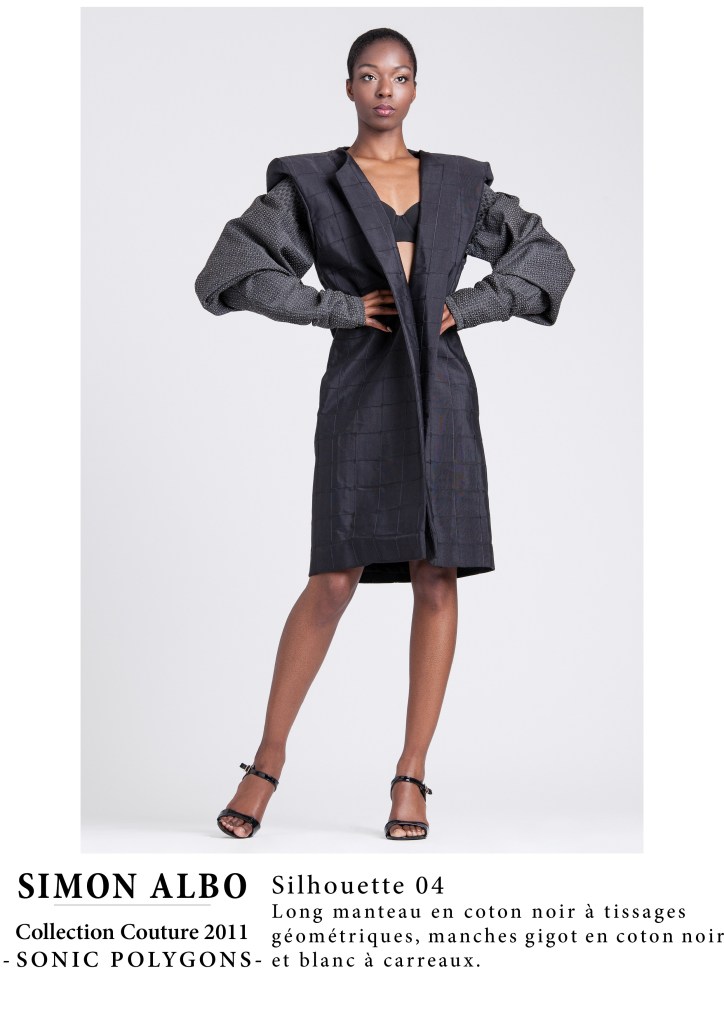 Long manteau en coton noir à tissages géométriques, manches gigot — couture Simon Albo, design avant-gardiste et mode d’exception.