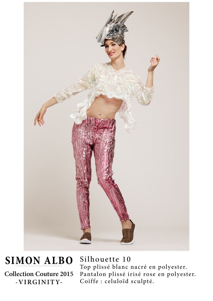 Silhouette couture Simon Albo, top plissé blanc nacré en polyester, pantalon plissé irisé rose en polyester, coiffe en celluloïd sculpté, design couture.