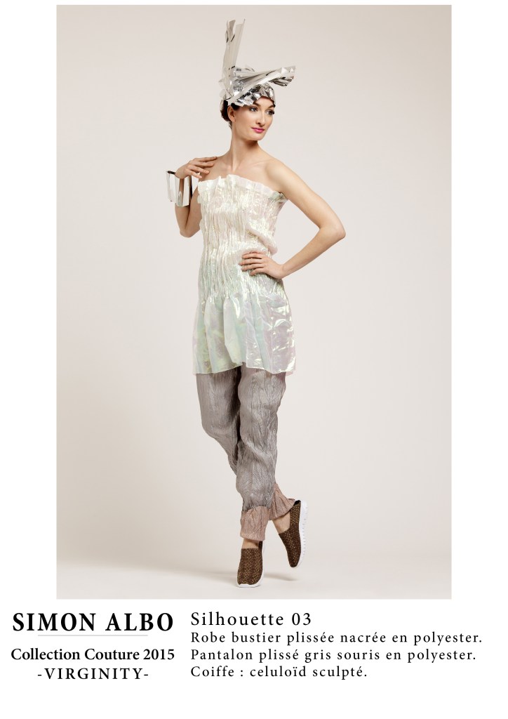 Silhouette couture Simon Albo, robe bustier plissée nacrée en polyester, pantalon plissé gris souris, coiffe sculptée en celluloïd. Mode couture et design artistique.