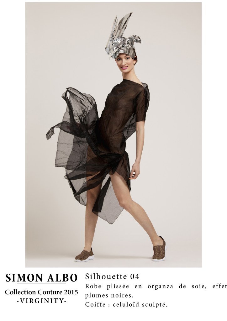 Silhouette couture Simon Albo, robe plissée en organza de soie à effet plumes noires, coiffe en celluloïd sculpté. Création couture du designer.